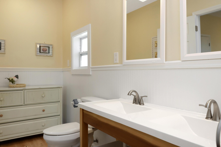 Bathroom 4, Sailor's Dream, Gulf