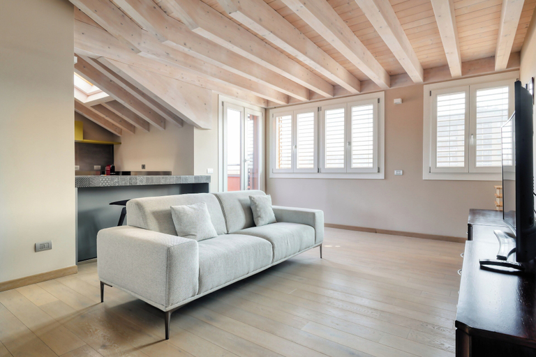 Others 5, Elegant apt with parking and balcony, Milano