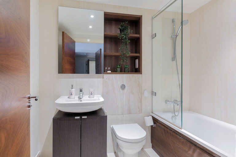 Bathroom, Sophisticated 2 Bed Flat with Balcony in Acton, London