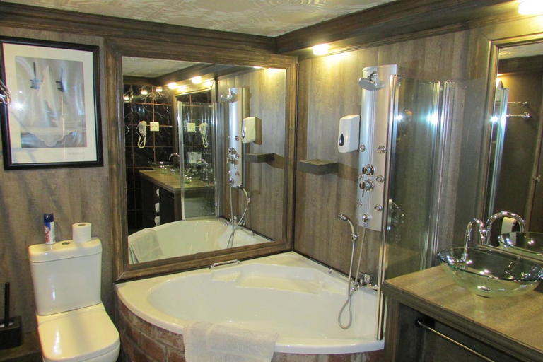 Bathroom 3, Victoria Manor, Siyanda