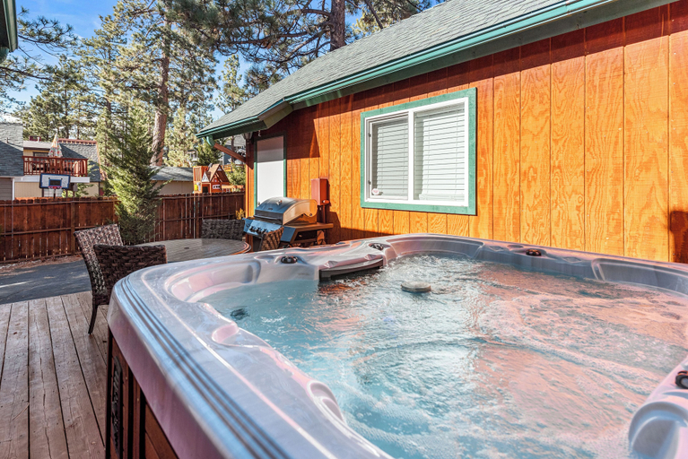 Sport & Beauty, Blue Jay Chalet, San Bernardino
