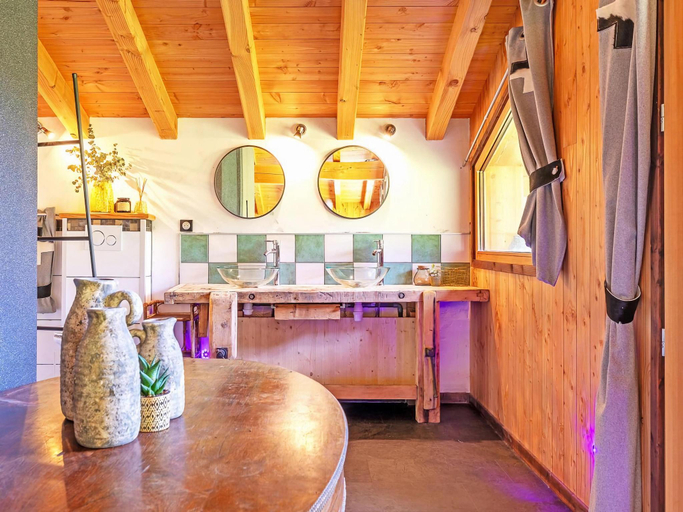 Others 3, Chalet in Moulin with Sauna Stunning Views, Savoie