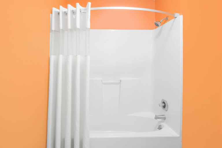 Bathroom 4, Howard Johnson by Wyndham Dothan, Houston