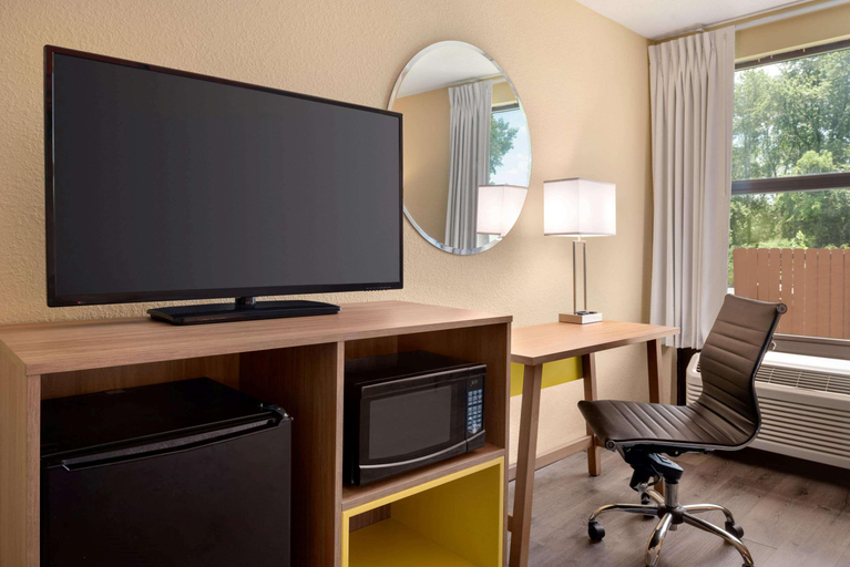 Bathroom, Days Inn Suites By Wyndham Merrillville, Lake