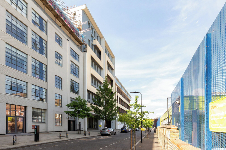 Exterior & Views, Deluxe 2 Bed Flat with Balcony in Hackney, London