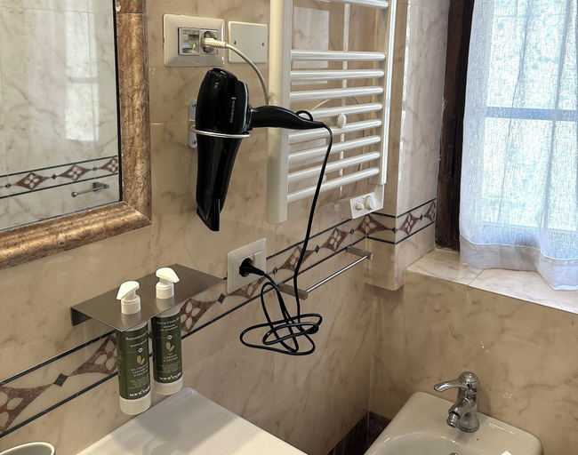 Bathroom 5, L'Altro Sapore Rooms, Grosseto
