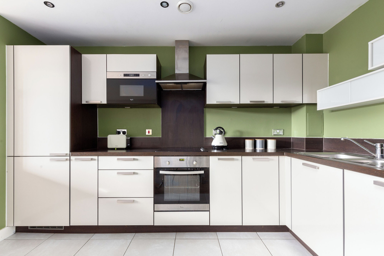Others 5, Idyllic 2 Bed Flat with Balcony in Canada Water, London