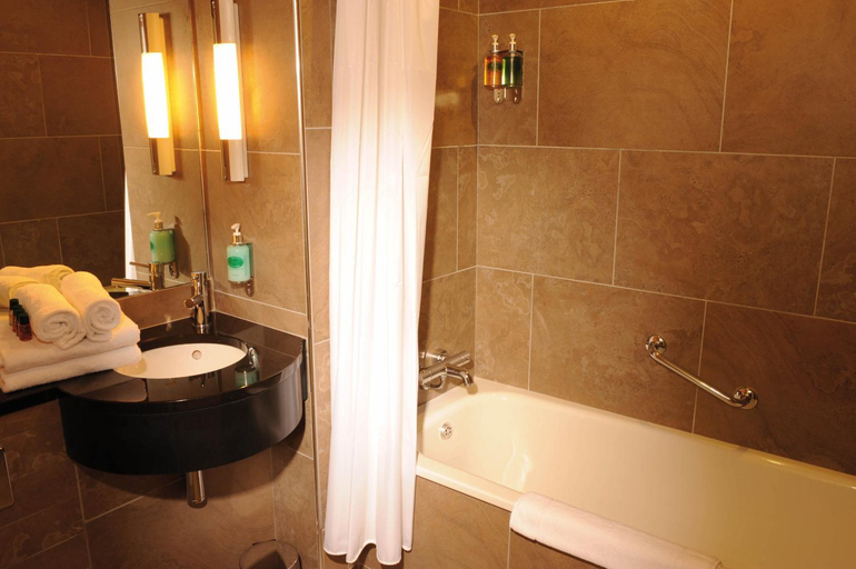 Bathroom 3, Treacy's Hotel & Slaney Suites Wexford
