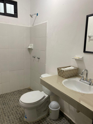 Bathroom 3, Hotel La Isla, Cunduacán
