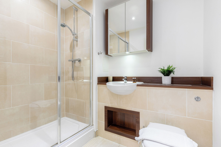 Bathroom 4, Idyllic 2 Bed Flat with Balcony in Canada Water, London