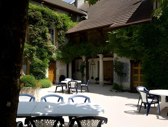 Exterior view, Logis Relais de la Source, Côte-d'Or