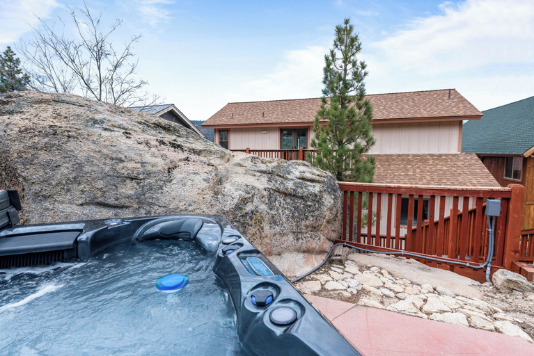 Sport & Beauty, Boulder Bay Chalet Lakefront, San Bernardino