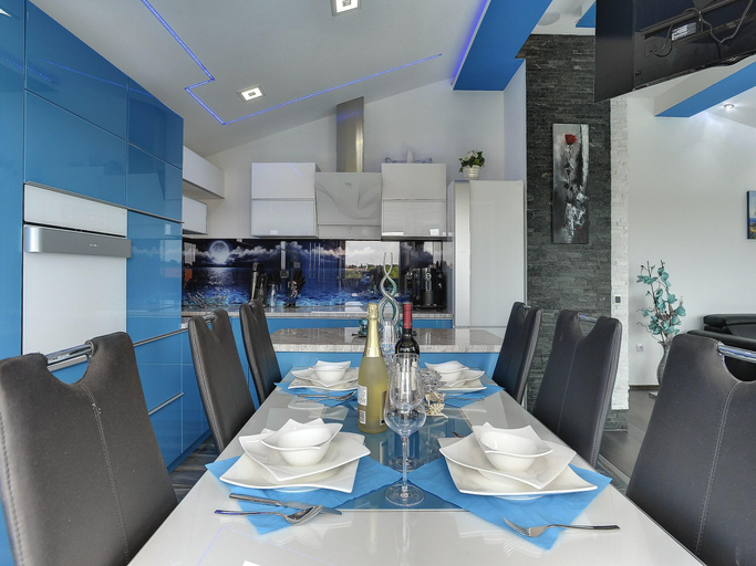 Food & Drinks, Villa in Fazana near Beach with Pool, Fažana