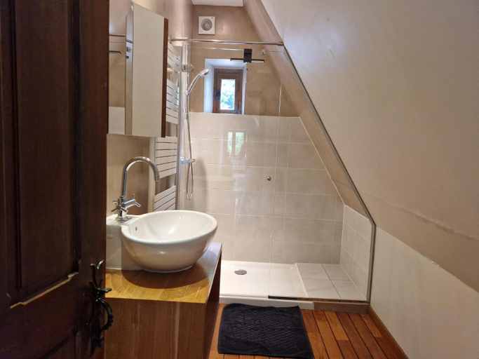 Bathroom 3, Mill in Brittany by River Aulne with Kayaks, Finistère