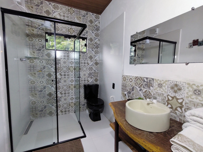 Bathroom 3, Espaço Manancial, Guatambú