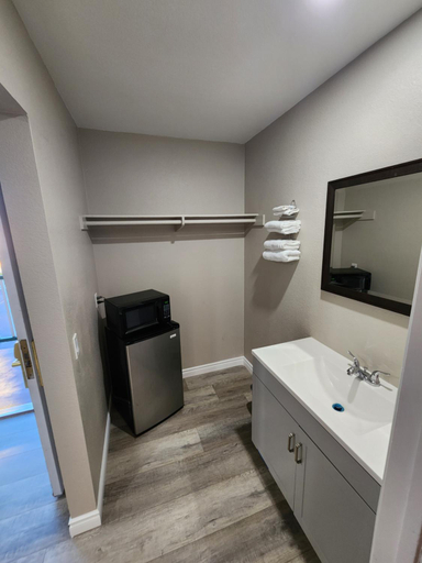 Bathroom 4, Star Inn On Route 66, Barstow, San Bernardino