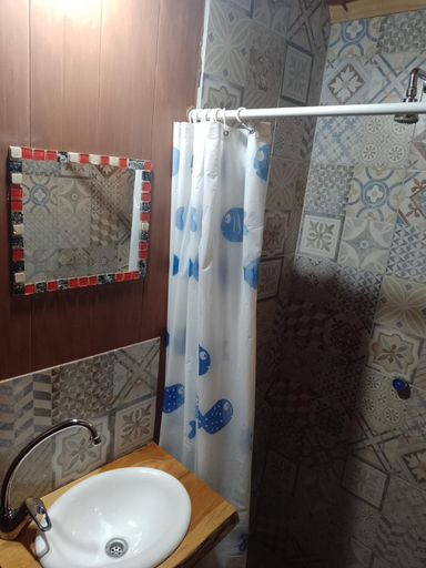 Bathroom 3, El hostel secreto, Cushamen