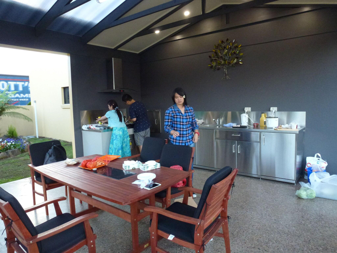 Food & Drinks 5, Golden Chain Tower Motor Inn, Mount Gambier