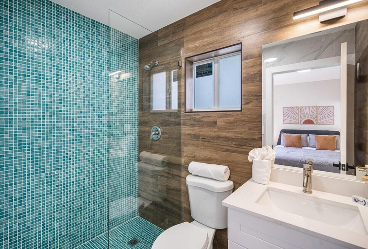 Bathroom 4, Luxurious 4BR Miami Home With Large Patio & Outdoor Space!, Miami-Dade