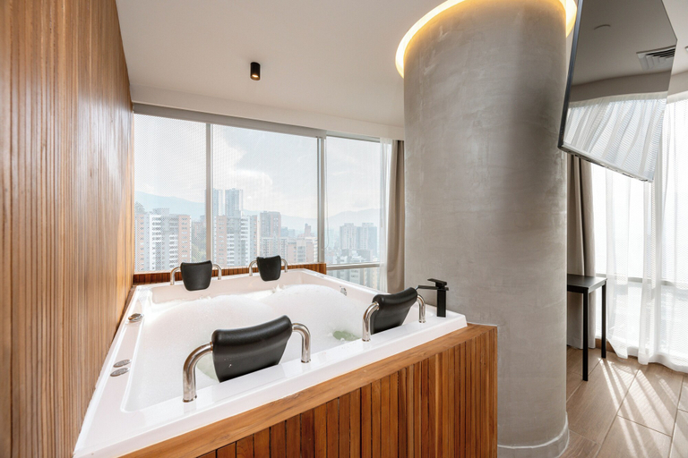 Bathroom 4, Bio 26 Apartments, Medellín