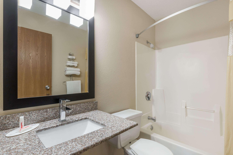 Bathroom 4, Days Inn by Wyndham Muncie -Ball State University, Delaware