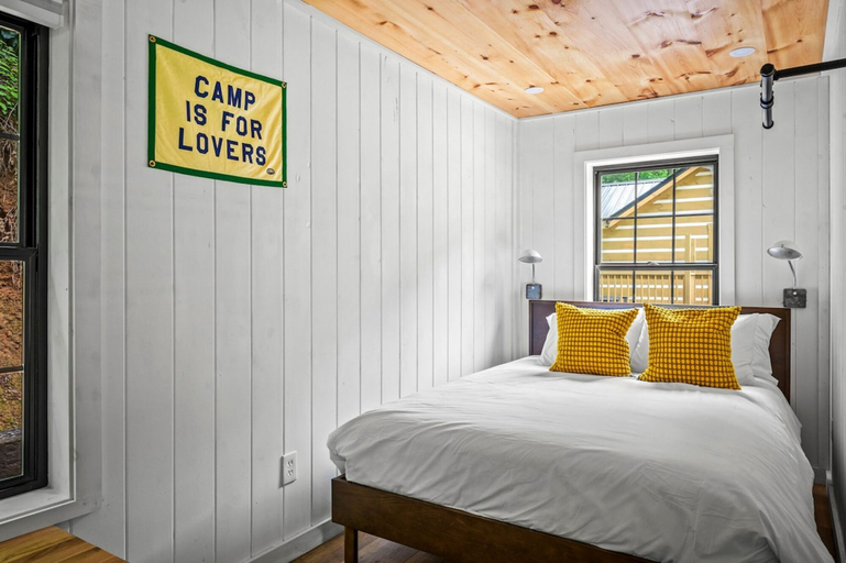 Room 5, Pet-friendly Cabin 1 Gburg Fire Pit Games, Sevier