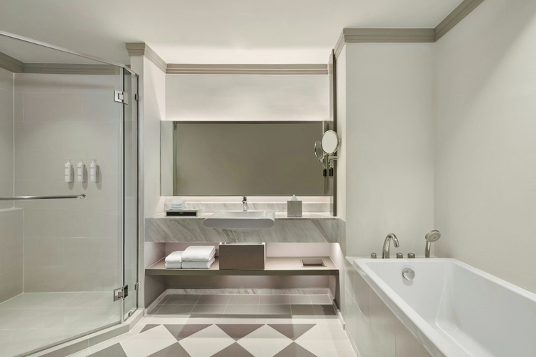 Bathroom 5, Courtyard by Marriott Bangkok Sukhumvit 20, Khlong Toey