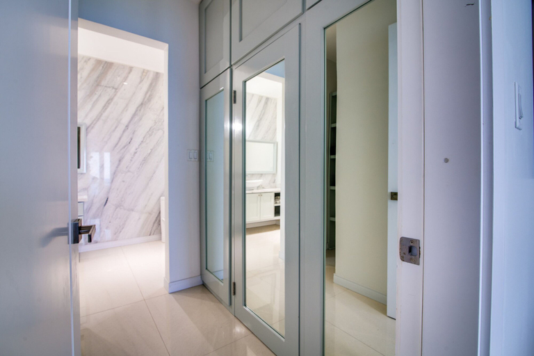 Room 3, Luxury Oceanfront Villa Fully Staffed Pool Jacuzzi Movie Theatre