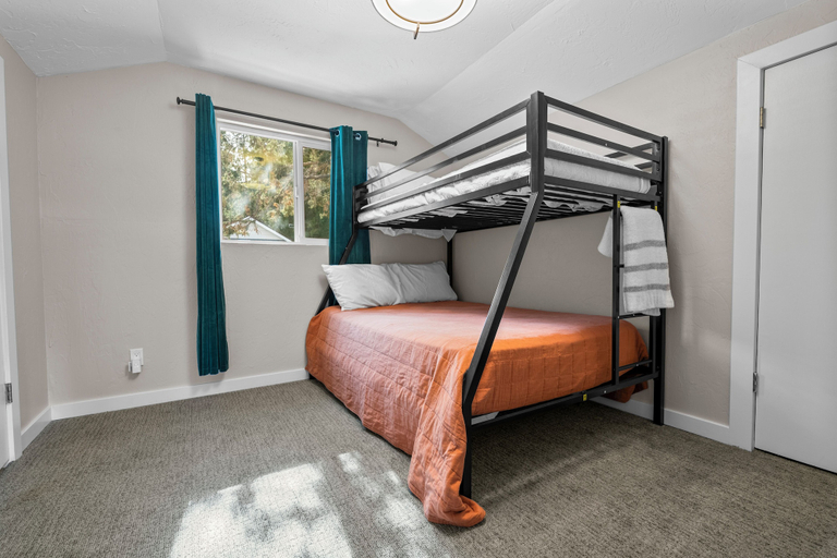 Bedroom 1, Brooklyn Cabins, San Bernardino