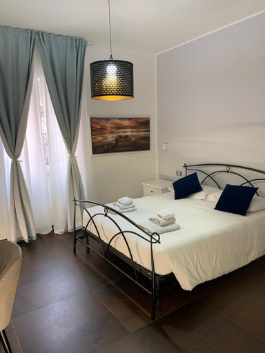 Others 2, B&B Petruzzelli, Bari