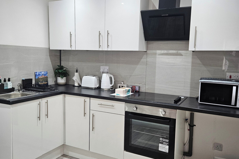 Private kitchen, Modern 2-bedroom Apartment, Near Central London, London