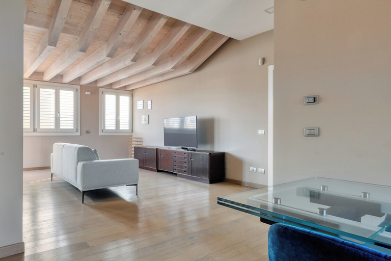 Others 3, Elegant apt with parking and balcony, Milano