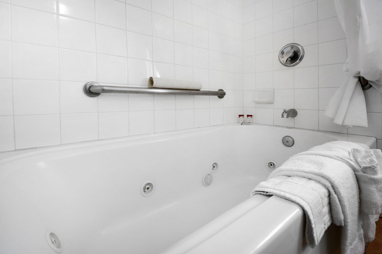 Bathroom, Town House Motel, Humboldt