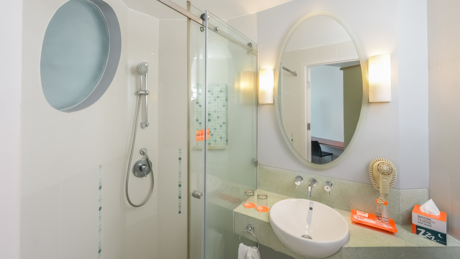 Bathroom 5, HARRIS Hotel & Conventions Festival CityLink Bandung, Bandung