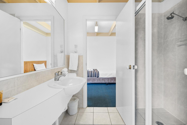 Bathroom 3, Sundown Villas Canberra, Symonston