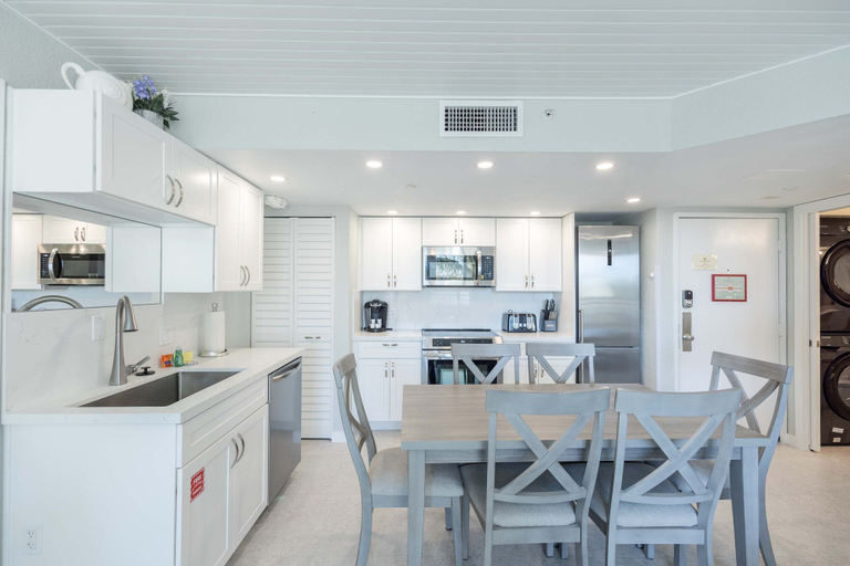 Room 3, The Exuma Cay by Brightwild Pool View Parking, Monroe