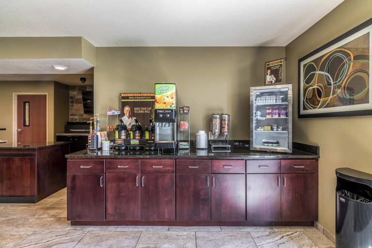 Food & Drinks 5, Cobblestone Inn & Suites - Barron, Barron