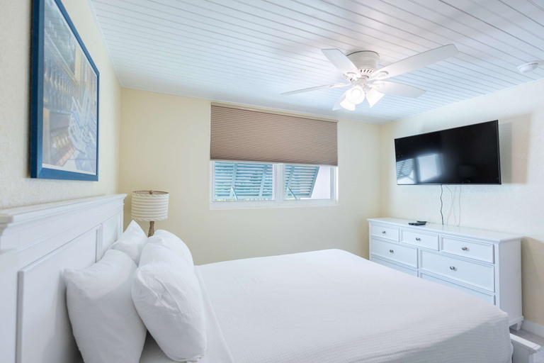 Room 2, The Exuma Cay by Brightwild Pool View Parking, Monroe