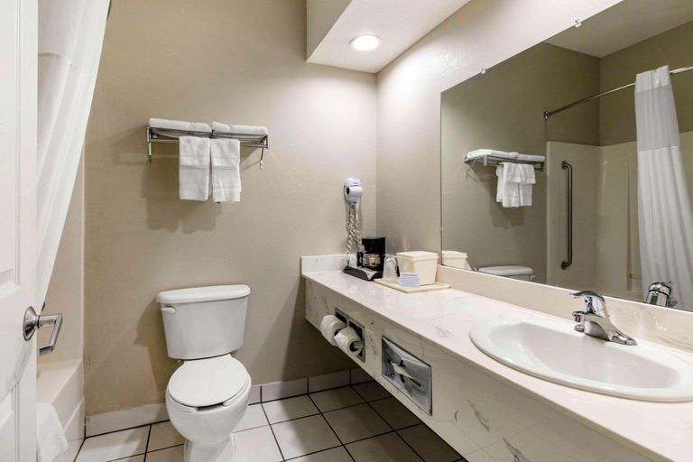 Bathroom 4, Quality Inn & Suites Pearl-Jackson, Rankin