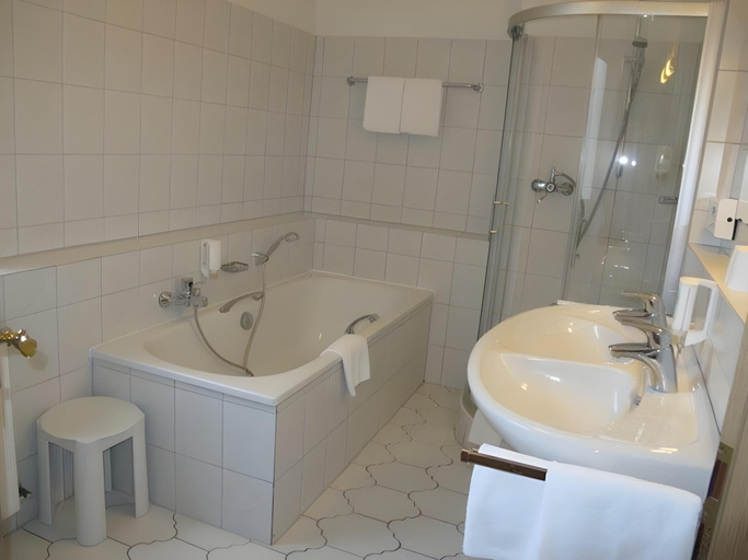 Bathroom 5, Nordsee Hotel Borkum, Leer