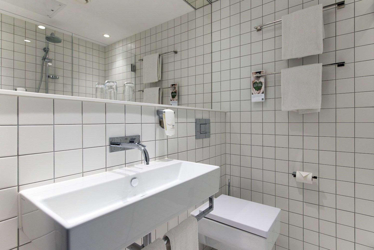 Bathroom 5, Quality Hotel Globe, Stockholm