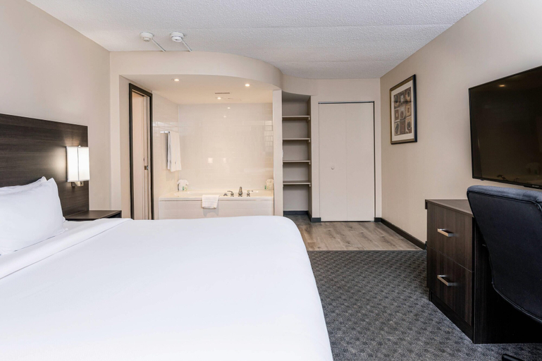 Bedroom 2, Quality Inn & Conference Centre Kingston Central, Frontenac