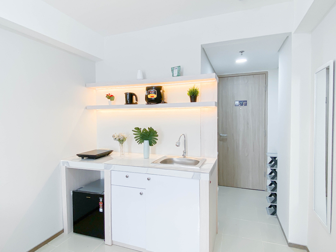 Others 4, Warm Neutral Studio Room at Meikarta Apartment By Travelio, Cikarang