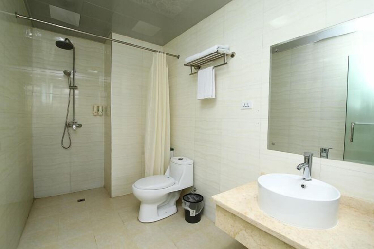 Bathroom 3, Lingchuan Jinlu Business Hotel (Furong Xingcheng), Guilin