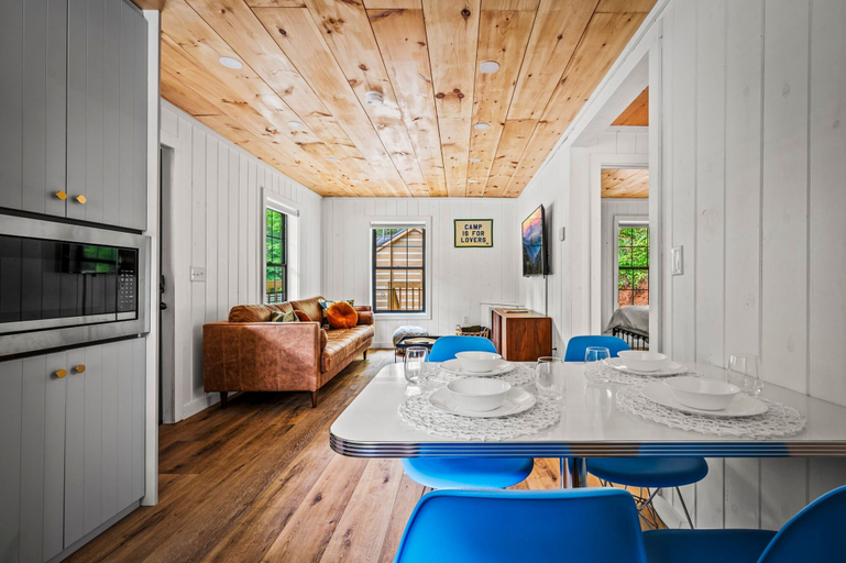 Room 3, 2bdrm Cabin 2 Gburg Pet Friendly Fire Pit Game, Sevier