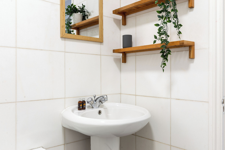 Bathroom, Bright 1 Bed Flat on Vibrant Brick Lane, London