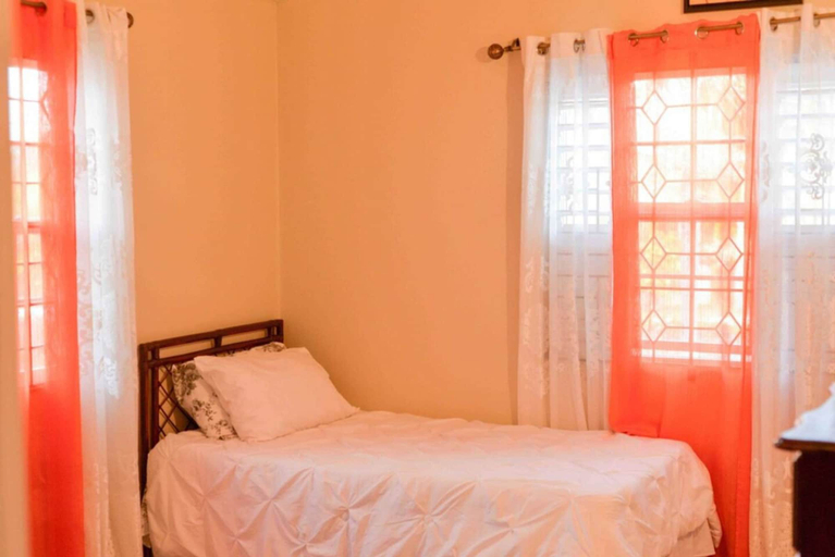 Room 4, 3 King Beds Drax Hall Pool Gym Gated Full Air Con