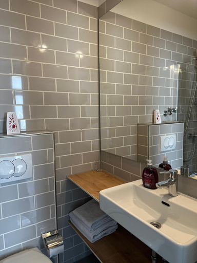 Bathroom 2, Hotel Fly ´ In, Offenbach am Main