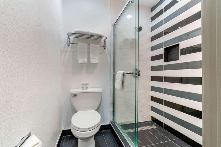 Bathroom 4, Quality Inn & Suites Vacaville, Solano