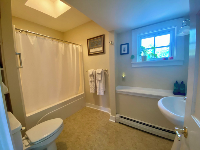 Bathroom 4, Green River Bridge Inn, Windham